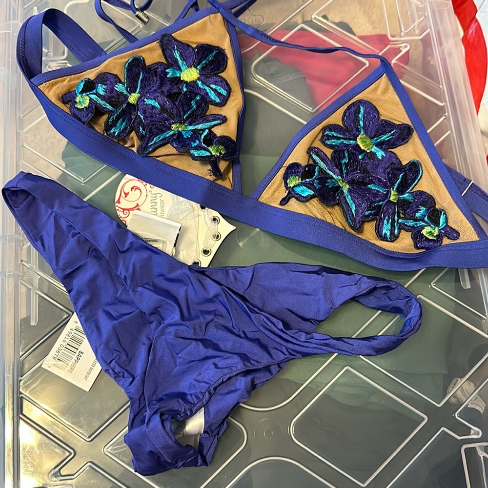 Beach Bunny Saphire bikini set with embroidered flowers original